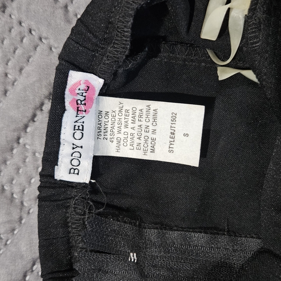 Elegant Black Strapless Dress - Picture 3 of 3